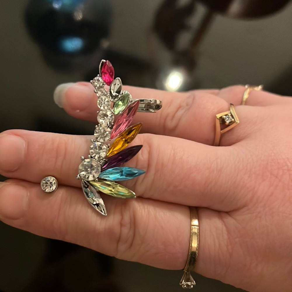 🆑FINAL PRICE‼️Multicolored gems w/faux diamonds crawler with a small earring